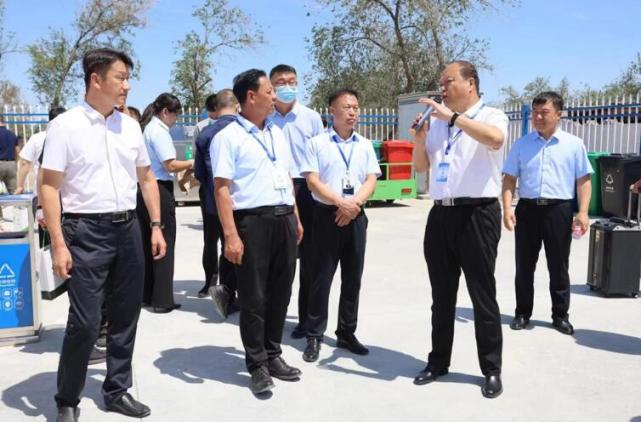 观摩团一行先后到玛纳斯镇上三工村,兰州湾镇生活垃圾转运站和兰州湾