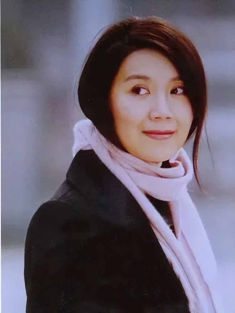 57岁严晓频坚守自然美!不浓妆不扮嫩,穿西装 阔腿裤看着像40出头插图