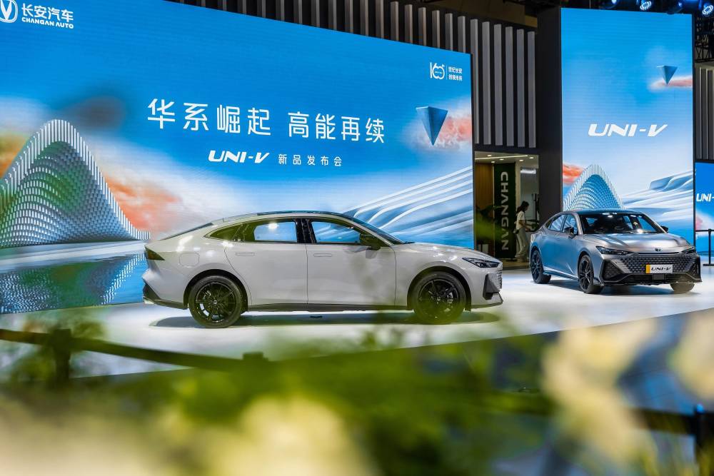 长安UNI-V车系再添新翼，2.0T12.99万元起售，iDD首秀