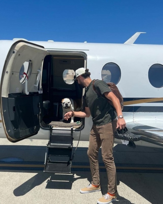 没有女友只有狗汤神带rocco乘坐私人飞机出行游玩令人羡慕