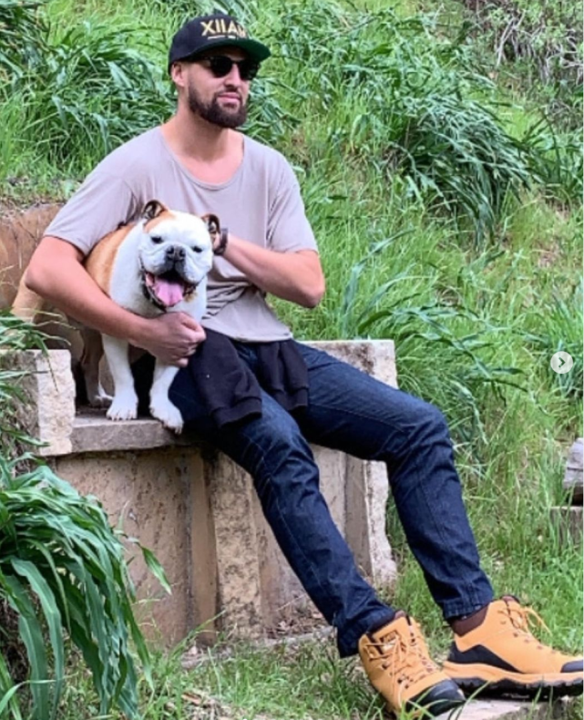 没有女友只有狗汤神带rocco乘坐私人飞机出行游玩令人羡慕