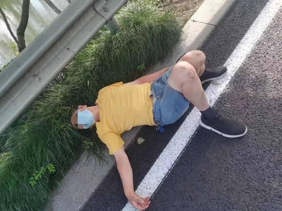 老人中暑晕倒画面揪心结局却很暖心为这个车主点赞