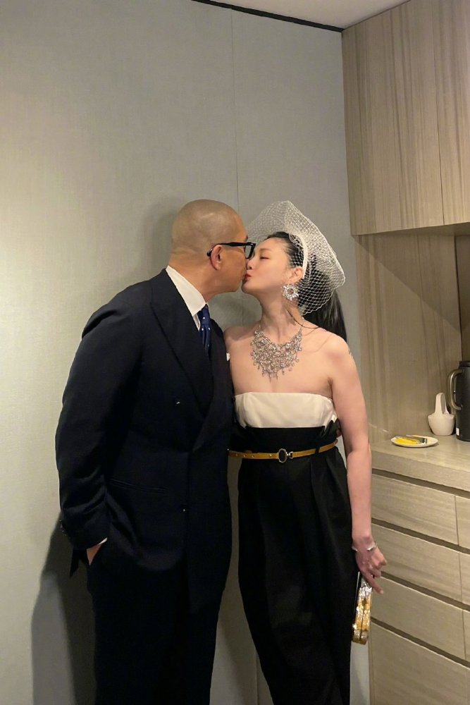 大s具俊晔大秀婚礼照,45岁穿婚纱难掩娇妻气质,冻龄功力了得插图7