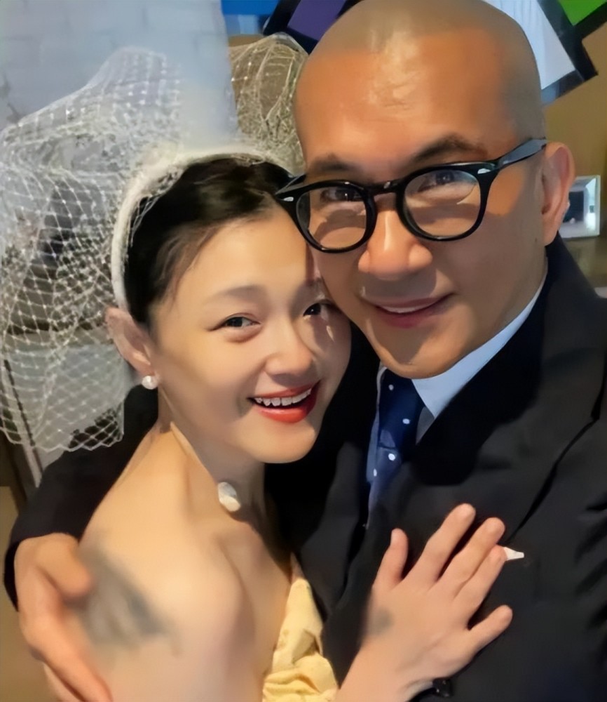 大s具俊曄大秀婚禮照,45歲穿婚紗難掩嬌妻氣質,凍齡功力了得插圖2