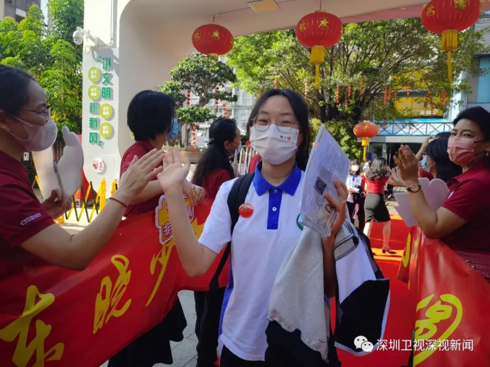 直击中考首日红衣鲜花应援深圳家长老师暖心送考
