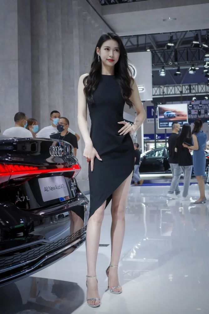 2022年的重庆车展你看车还是看车模