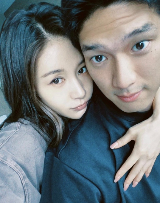 王子文与男友现身牧场录综艺,吴永恩蹲地与小动物互动,爱心满满