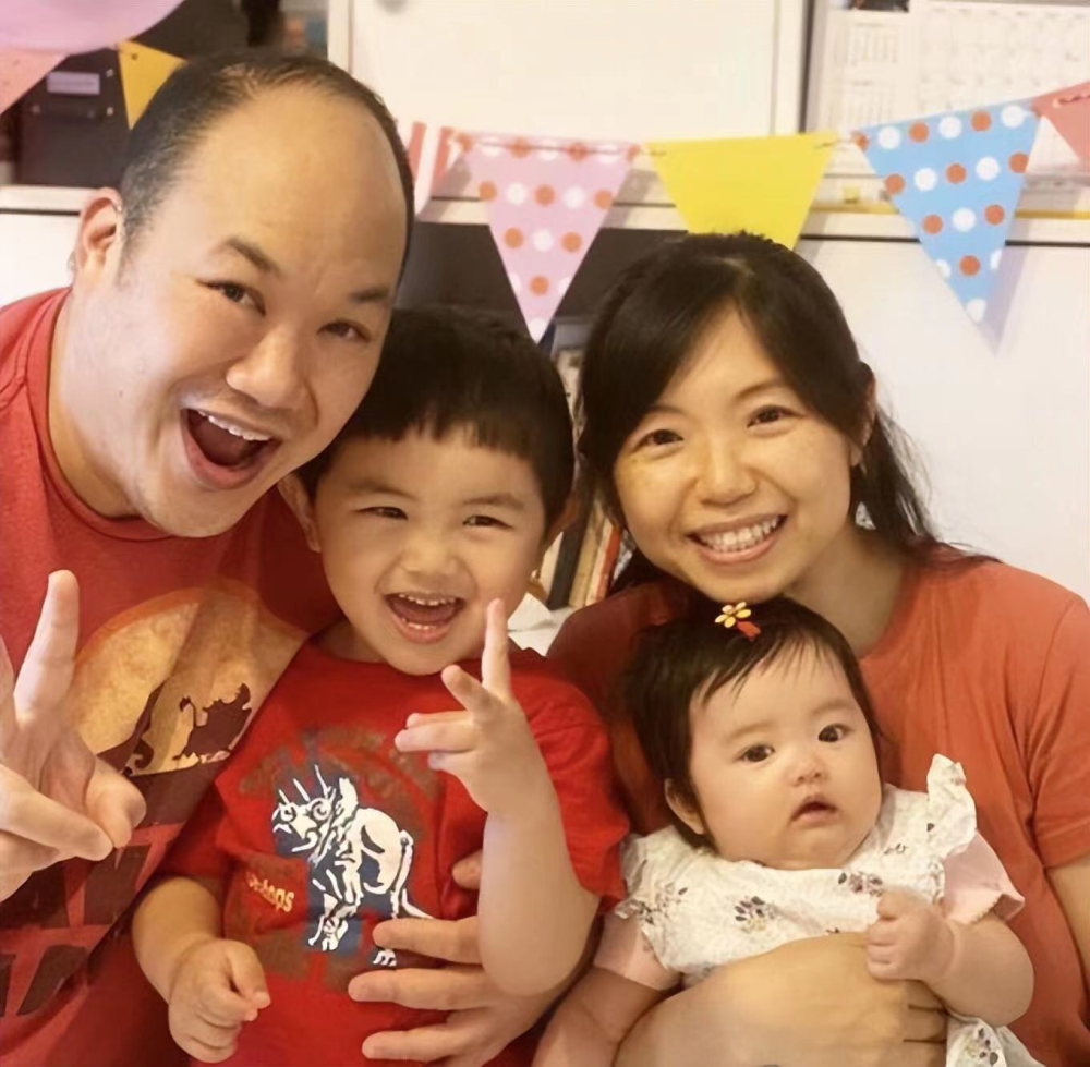 歌王许冠杰一家六口现身,混血妻子身材发福,双胞胎孙子似外国人_腾讯