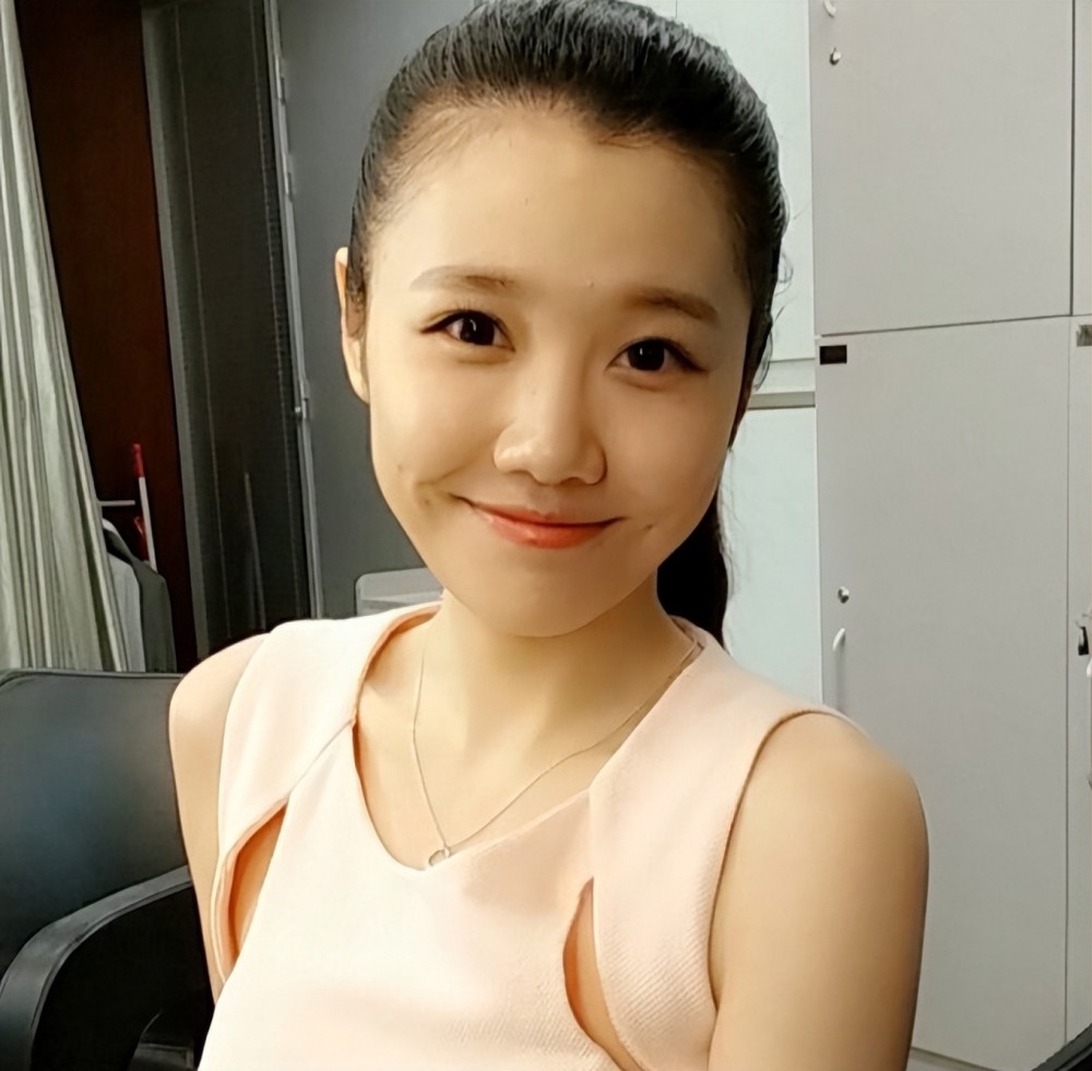 央视主持人刘语熙:因穿衣遭网友调侃,离开央视后她过得怎样了_腾讯新