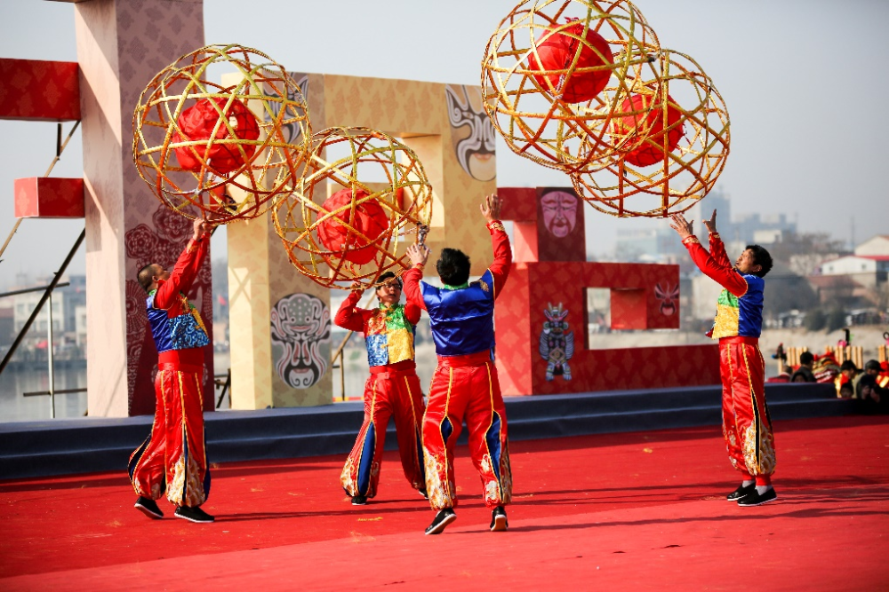 感受这项悠久传承的新光异彩领略滚灯技艺的奇巧高超从东海之滨的抗倭