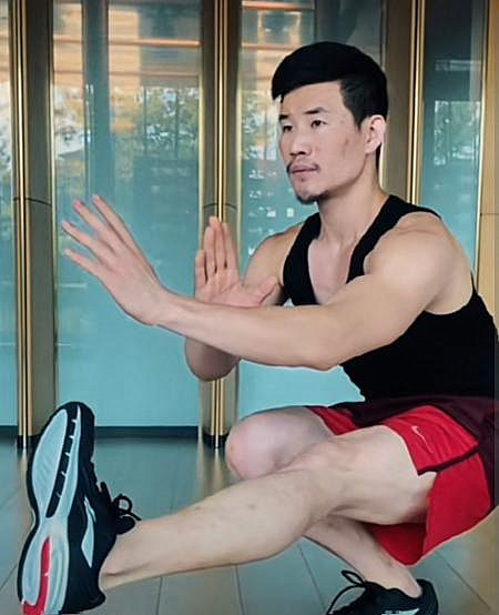 嘎子后空翻单腿立定挑战叶问蹲,评论区留言自嘲,练好功夫好偷狗