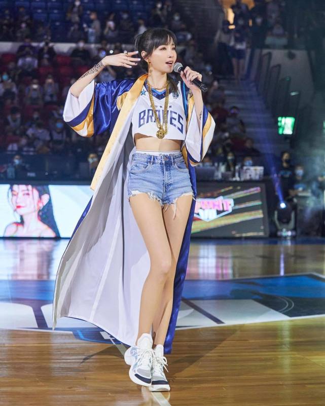 47岁女神谢金燕大秀身材穿短裤炫107厘米长腿大花臂太抢镜