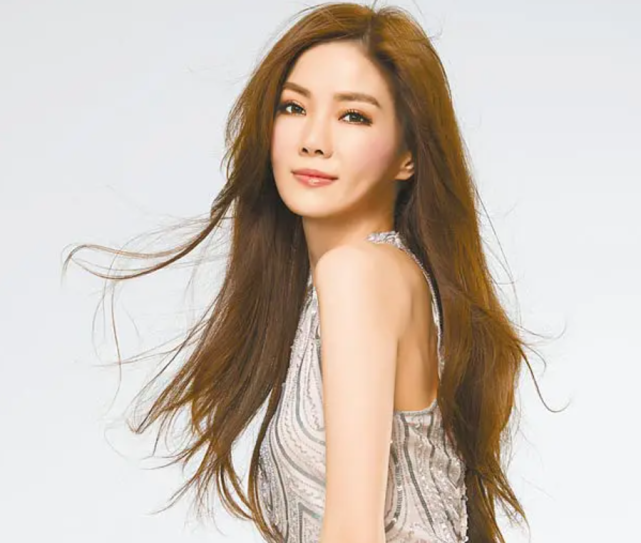 47岁女神谢金燕大秀身材穿短裤炫107厘米长腿大花臂太抢镜