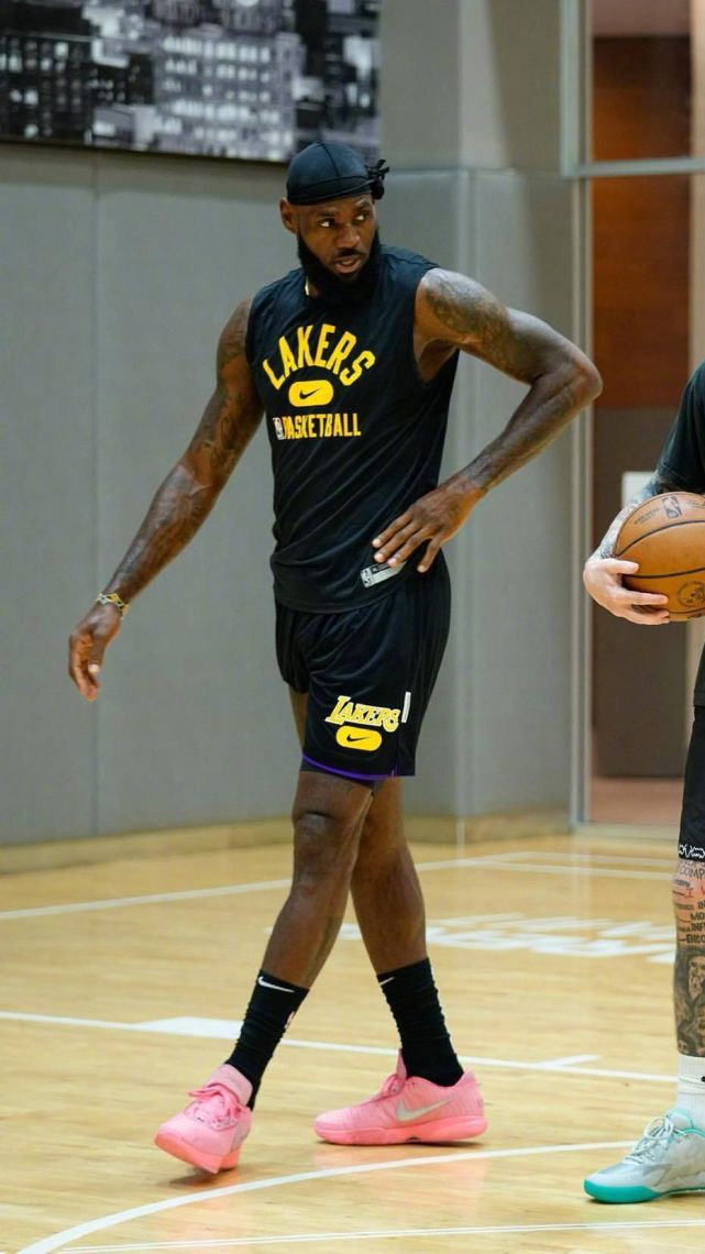 勒布朗上脚,外形逐渐科比化,耐克的实战利器?-腾讯新闻