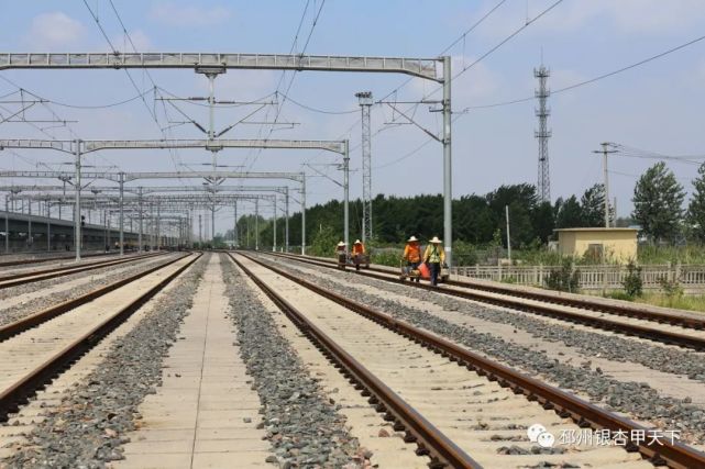 6月22日上午8点半,室外气温32℃,在中国铁路徐州车务段碾庄站,十几名