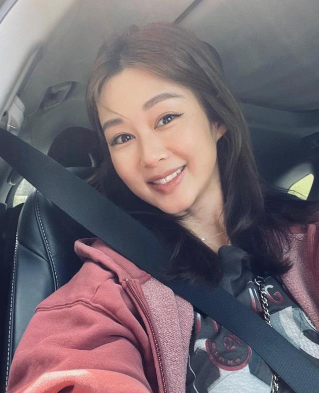 前tvb花旦岑丽香自曝1岁儿子已经会帮手 暖心主动帮自己拧瓶盖