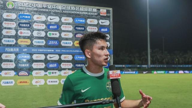 阿布力克木在带球杀入禁区之后,他就觅得了一次不错的射门机会.