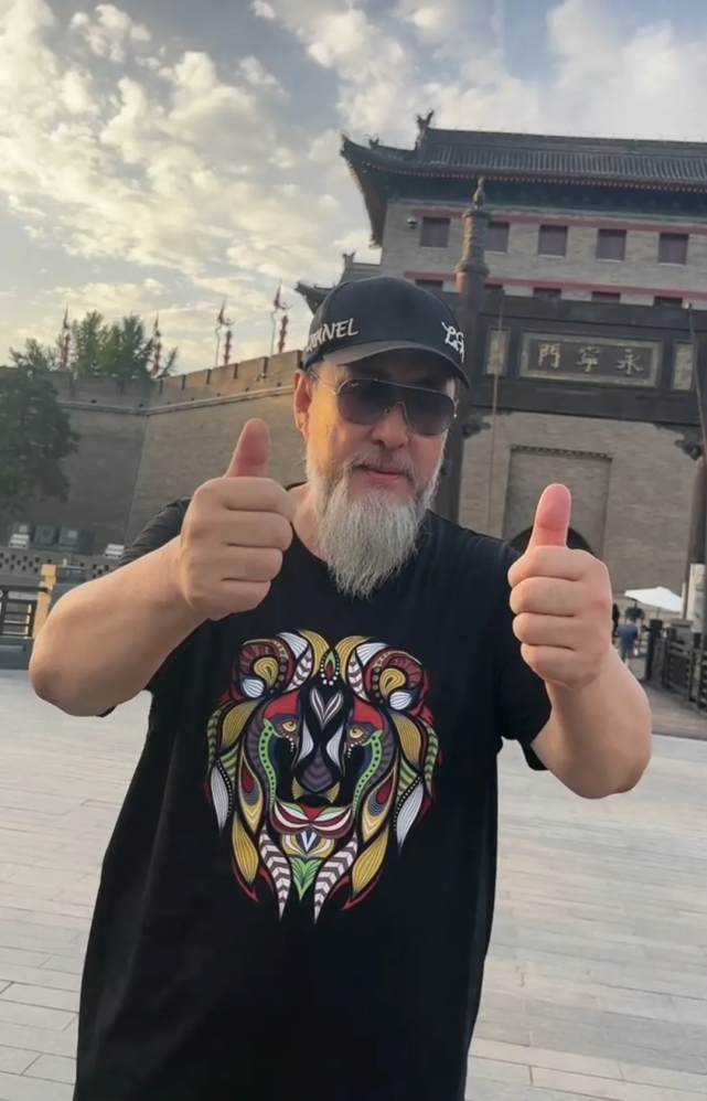 关羽陆树铭近况罕曝光,身材发福显老态,如今落魄到直播带货