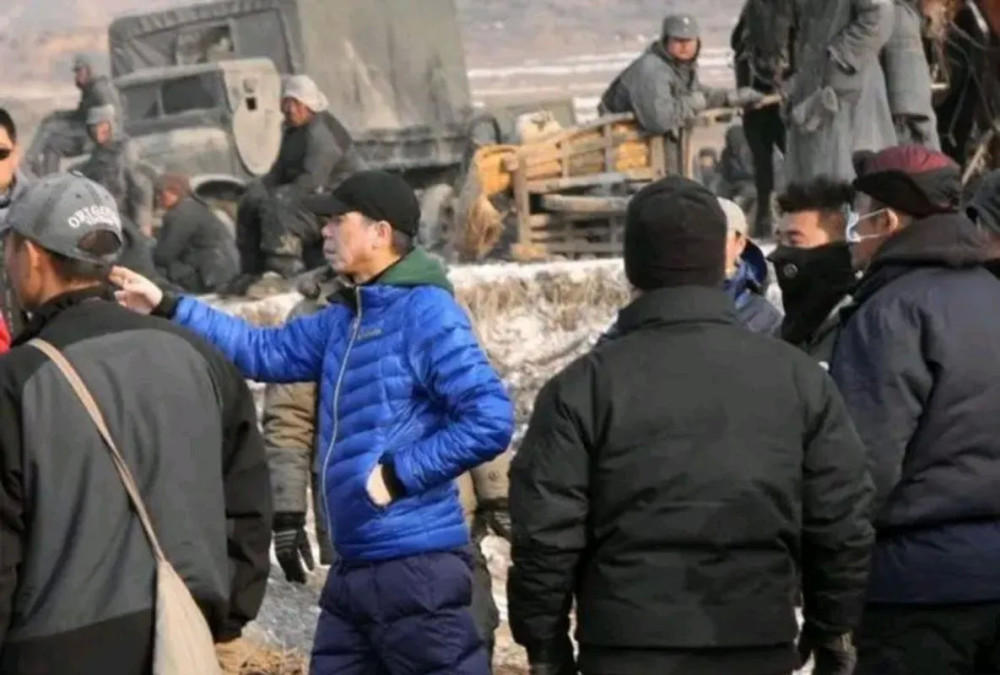 电影1942:饥荒之年老百姓啃树皮,为拍出真实效果张国立狂瘦22斤插图1