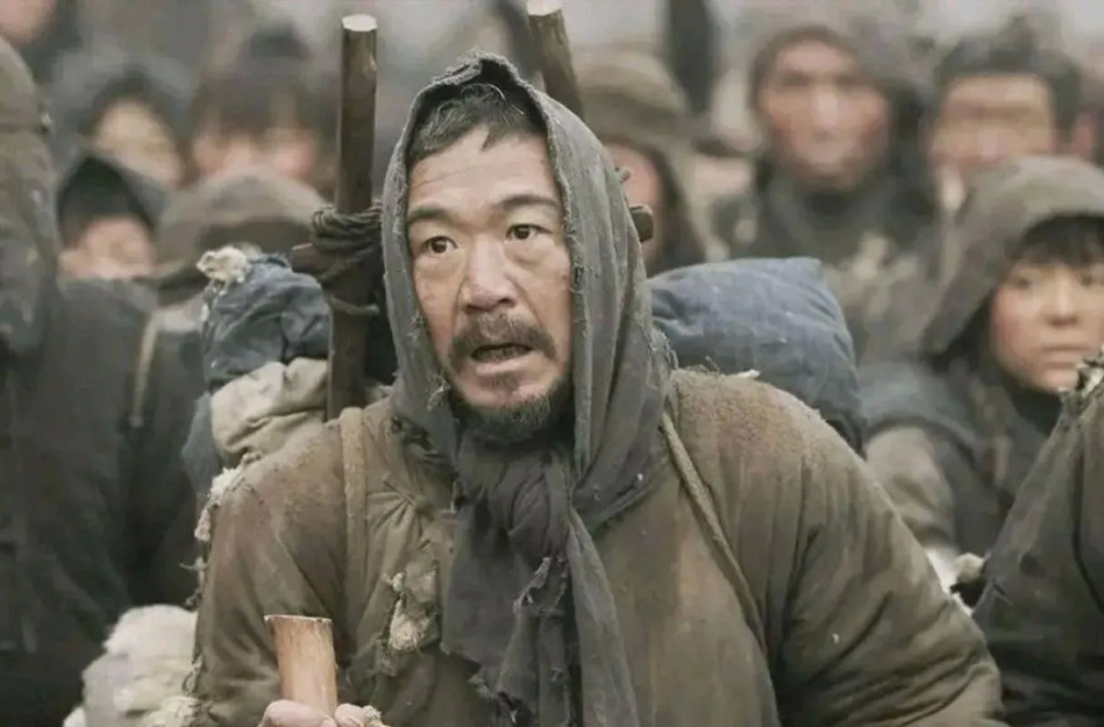 电影1942:饥荒之年老百姓啃树皮,为拍出真实效果张国立狂瘦22斤插图