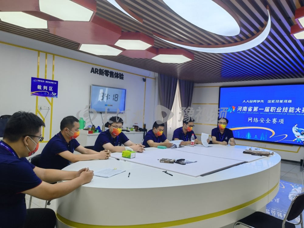 20岁的侯皓展和16岁的乔登凯是来自于郑州商业技师学院的在校生,当