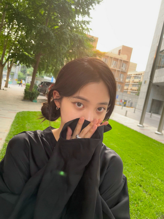 欧阳娜娜夕阳下随拍live图释出 扎丸子头气质温柔可爱_腾讯新闻