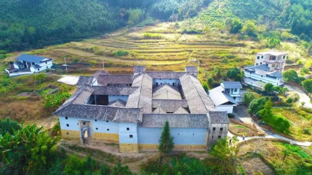 仲夏雨后,龙塘镇忠诚村,雾锁青山,古朴的团龙围栖于山间,屋前溪流潺潺