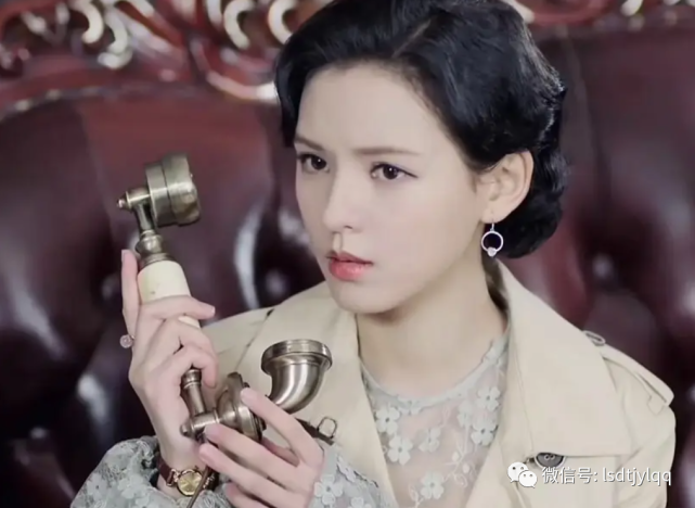 王鲁翘藏在墨镜后的眼睛一直在观察周围环境,他的头一动不动,看起来