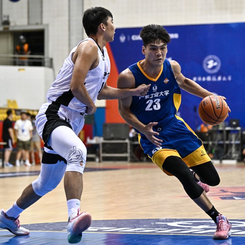 宋艺朗(前右),曾煜成(前左)在比赛中防守华侨大学队球员彭凌(前中)