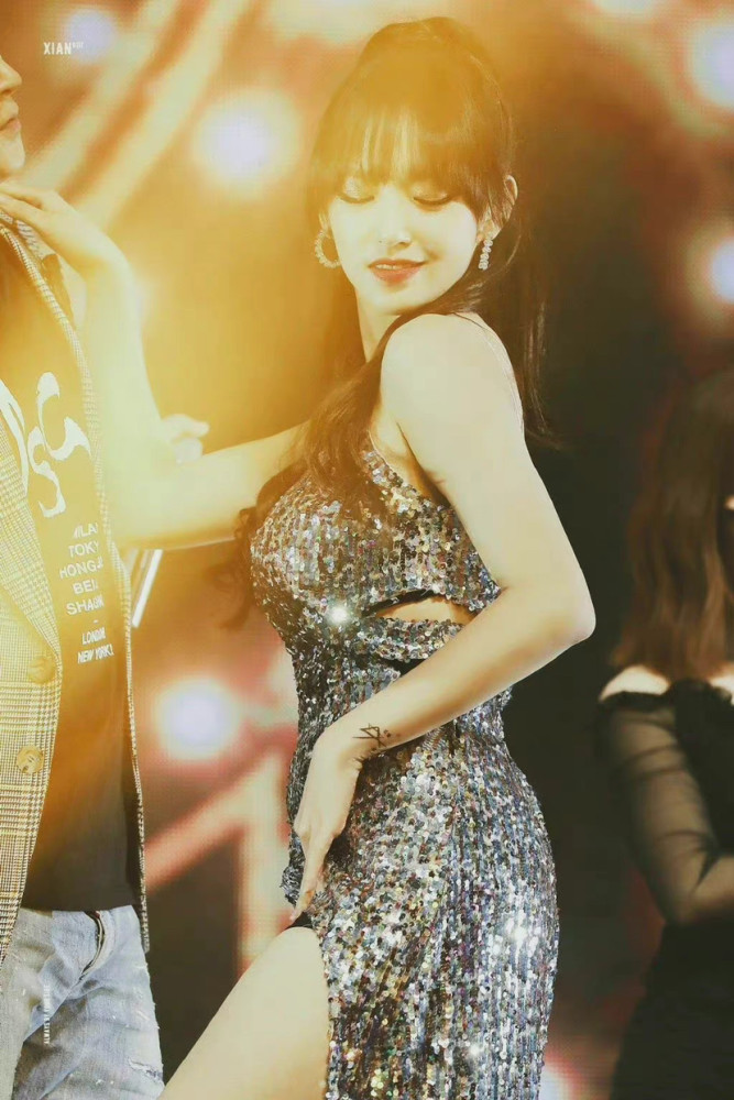 程潇可谓是天使脸蛋魔鬼身材,程潇跳舞的样子可真美呐!_腾讯新闻