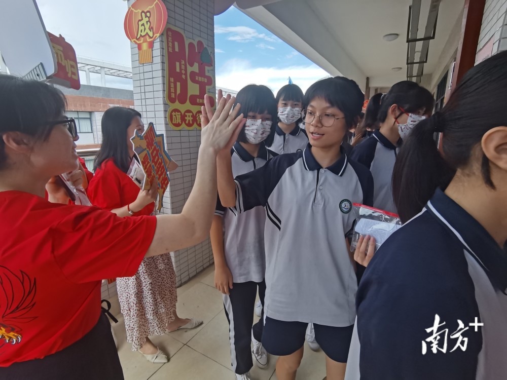 三水区白坭中学学子自信赴考.明后两天,考试继续加油,祝福你们!