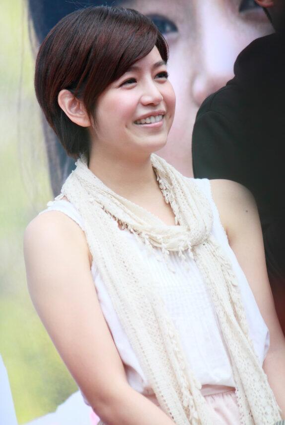 被陈妍希的"短发"造型美到了,减龄又少女,很有初恋感!