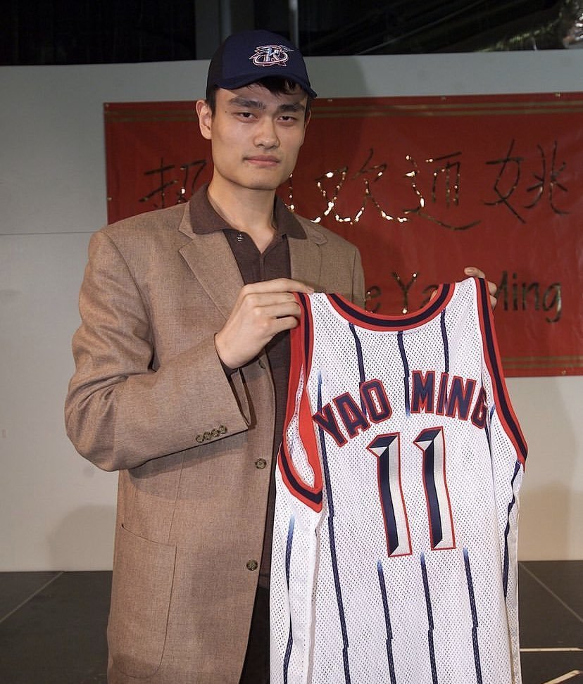 美媒晒照,20年前的今天姚明以状元身份登陆nba,他每年都入选全明星