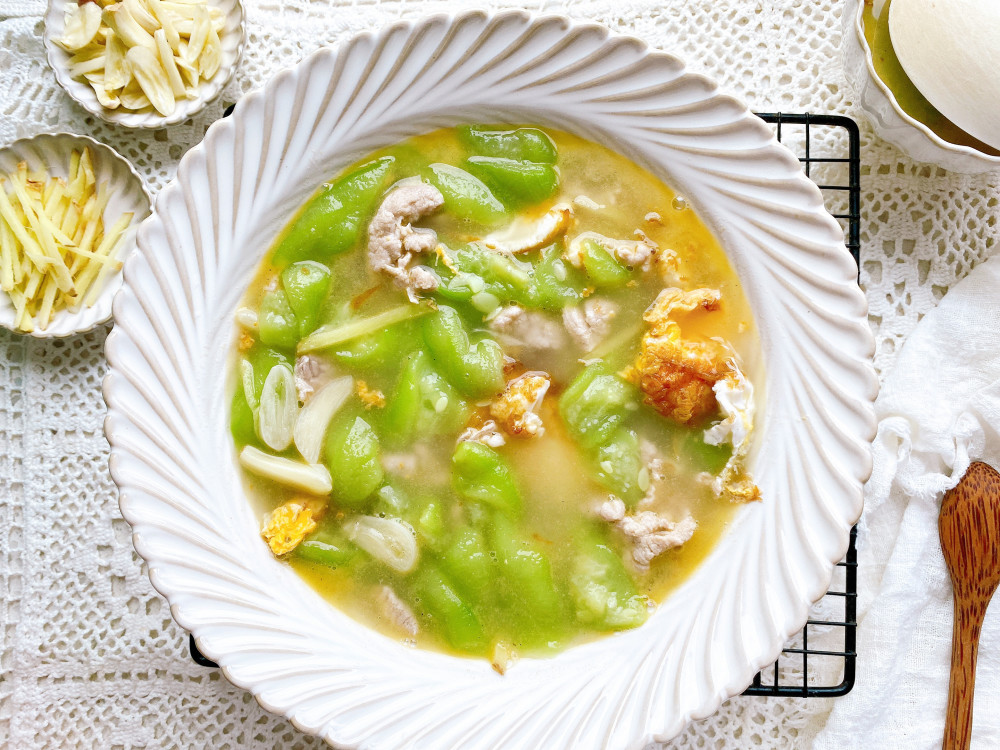 天气热吃不下饭,试试生滚丝瓜汤,颜色翠绿,清甜好喝又解暑