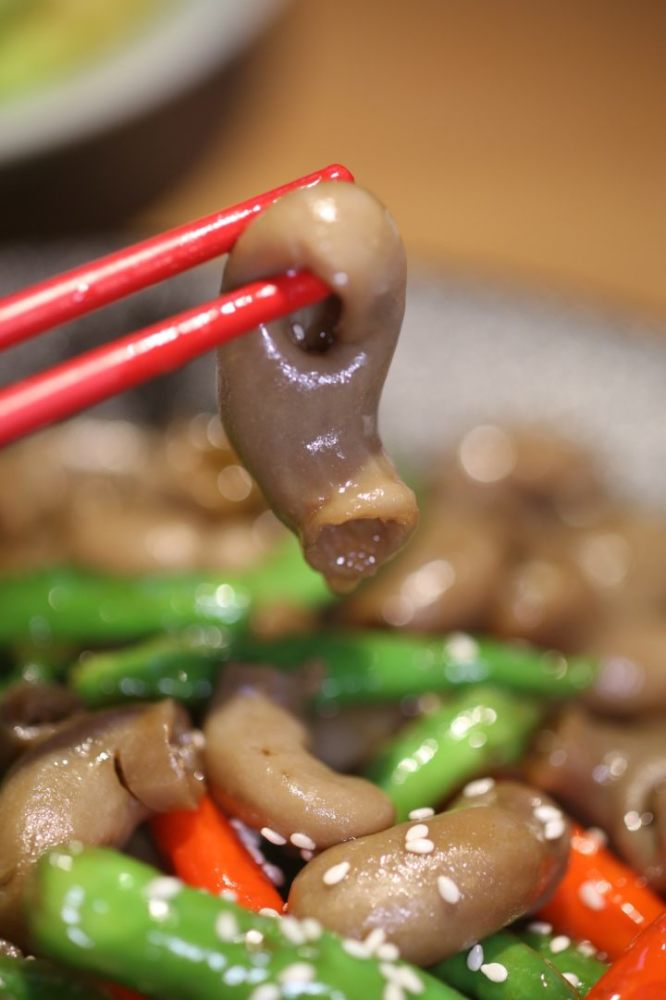 这次上了新菜鮰鱼肚,我再也不敢自称"很懂吃"了,因为我第一次见这个