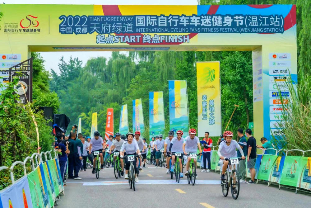 重庆巴南区客人来温江“走亲戚”骑上自行车打卡北林绿道