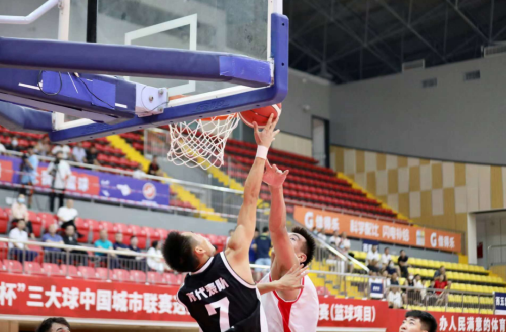 内江队12人登场,11人都拿到分数,郭振兴拿到全队最高的20分5篮板,杨