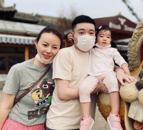 丁俊晖老婆长了张旺夫脸,白白胖胖看着就有福气,穿搭低调也高级插图