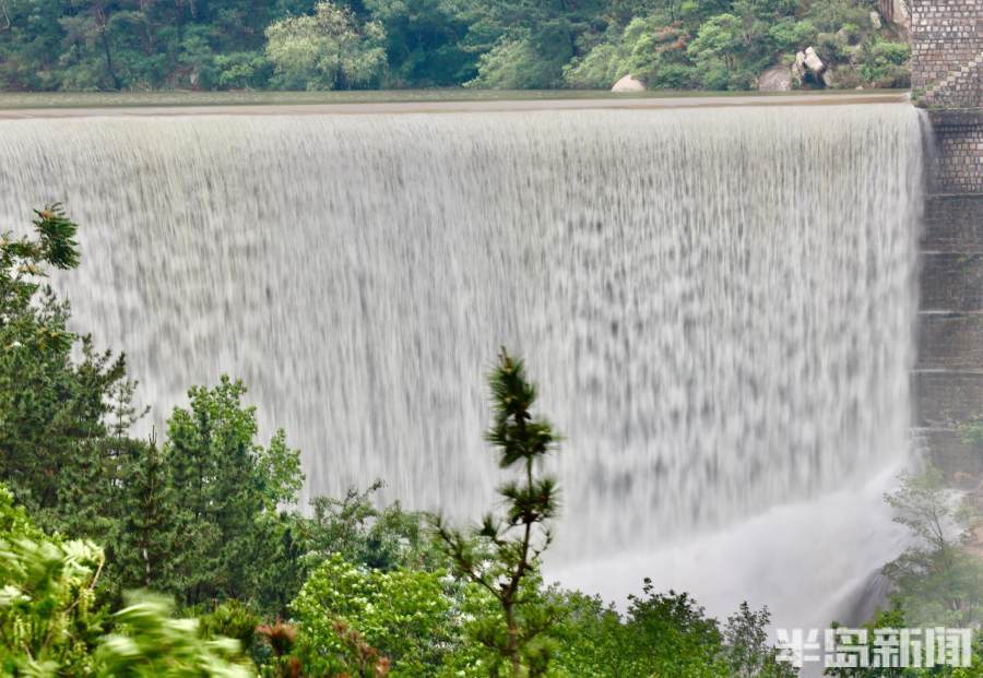 6月27日上午,記者在嶗山九水風景區看到,雨後的北九水被一層薄霧籠罩