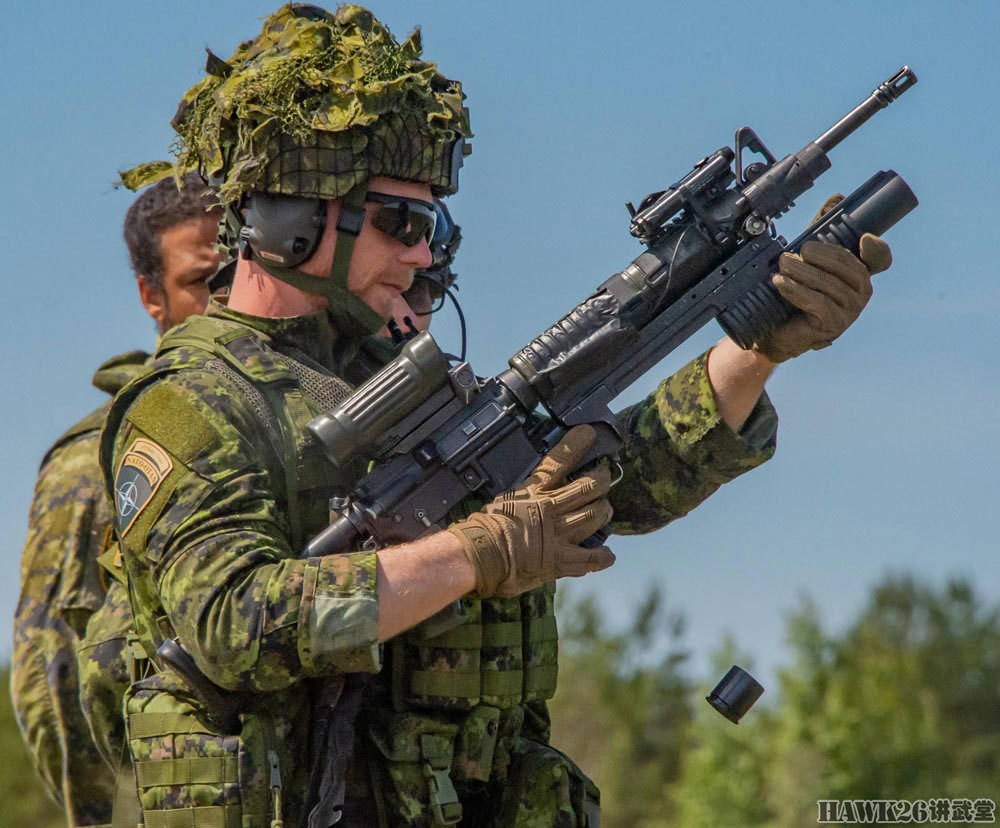 加拿大士兵正在发射m203下挂榴弹发射器,配备40×46mm低速榴弹.