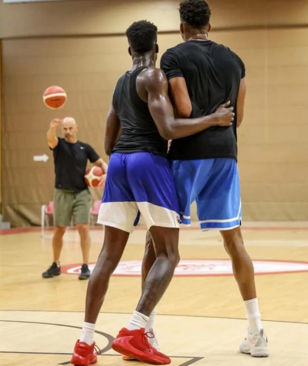 兄弟篮球!字母哥晒与字母弟训练照:很棒的训练