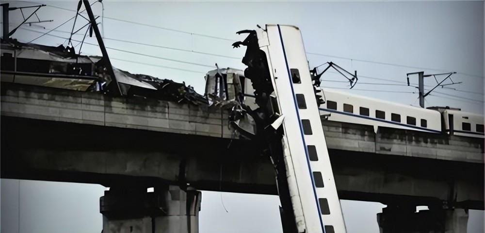 11年前,那个从723动车事故中幸存下来的小伊伊,如今怎么样了?