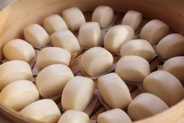 但其实中国人吃馒头或者说同类似馒头样的面食的历史远比三国时代久远