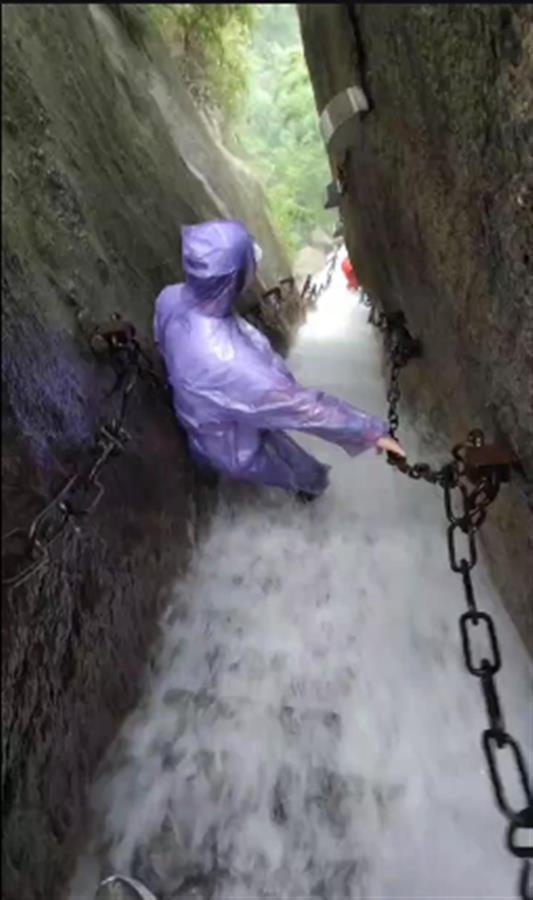华山下暴雨路上流水如瀑布游客花了5个半小时才下山