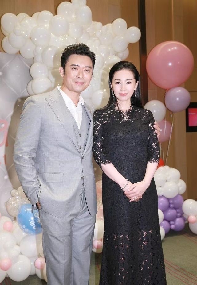 樊少皇一家三口同框,妻子梳大背头依旧温柔,女儿和他有同款方脸