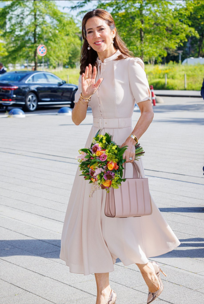 欧洲皇室的时尚新代表玛丽王妃的穿衣经毫不费劲穿出精致大气