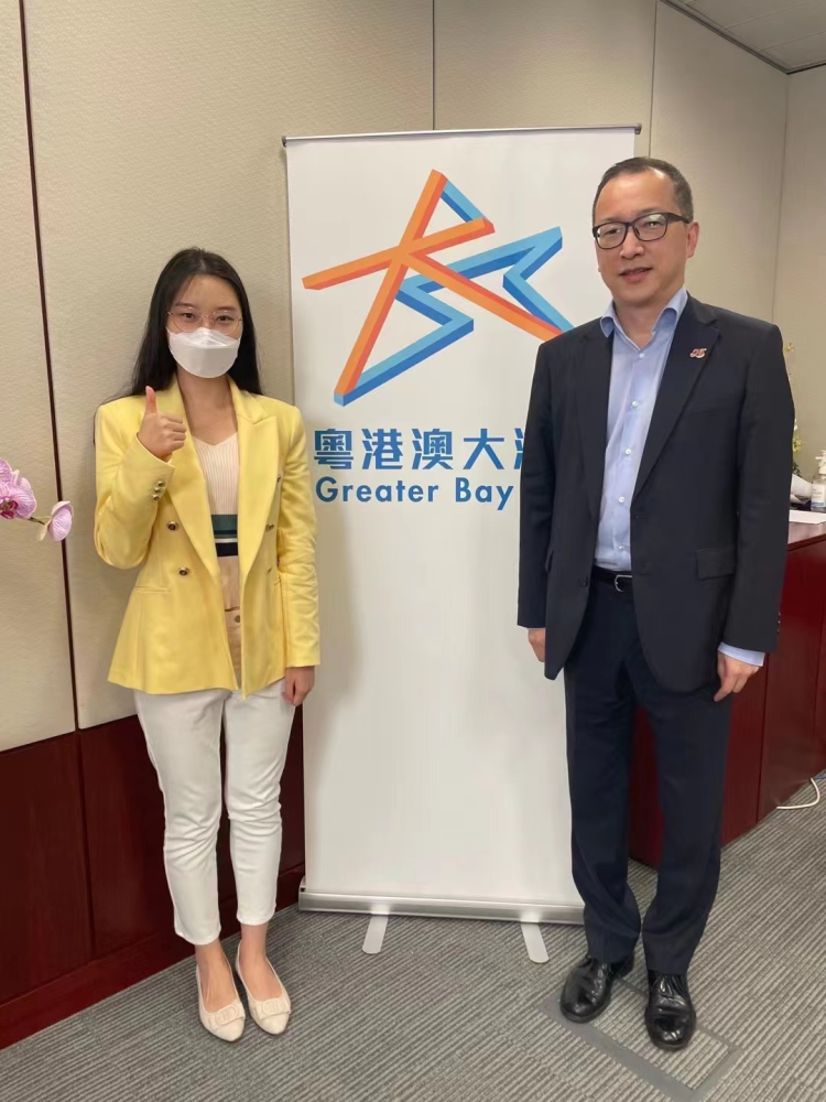 深圳卫视直新闻驻港记者罗代姣与袁民忠合影作者丨罗代姣,深圳卫视直