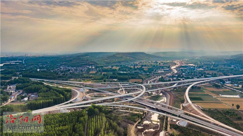 近日,在渑池至淅川高速公路渑池至洛宁段温庄互通立交建设现场,各项