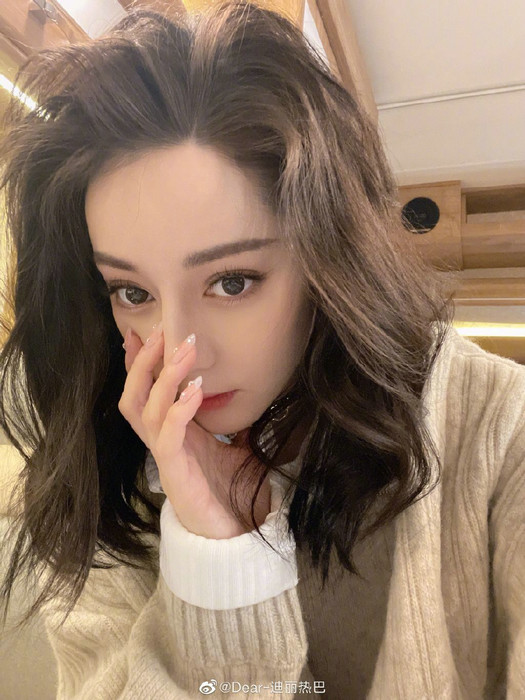 迪丽热巴晒库存自拍照 毛衣配中长发气质温柔甜美