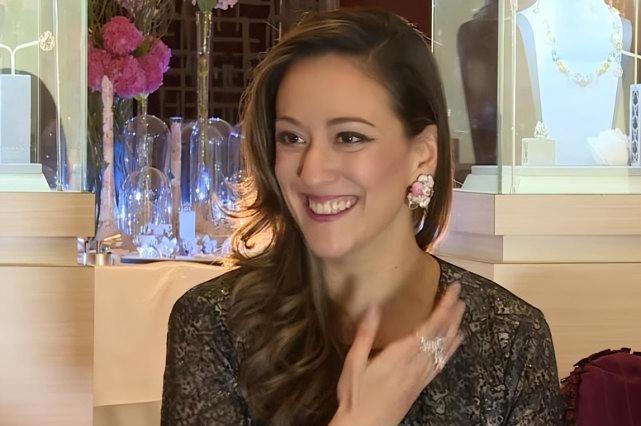 蓝琼缨离世16天,何猷光女儿参加珠宝展,大房后代开始被重视